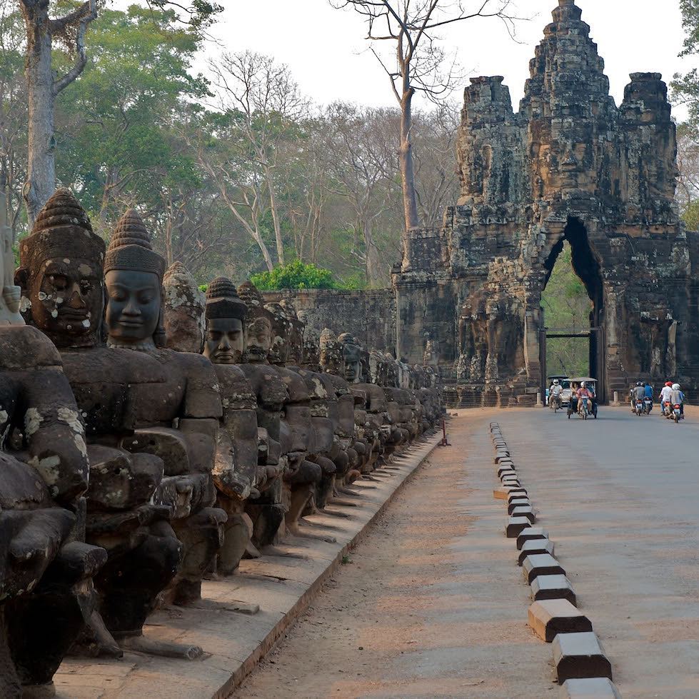 Khu di tích cổ kính như quần thể Angkor Wat hay Angkor Thom
