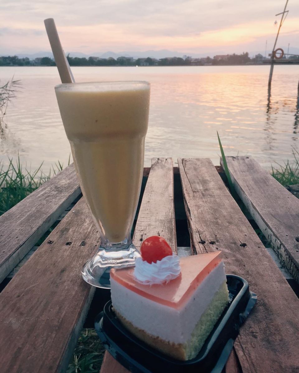 Cafe ngắm view sông Nhật Lệ