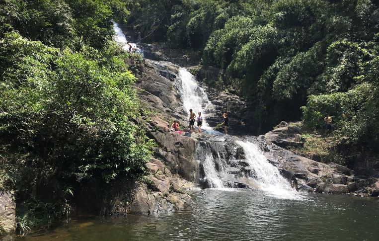 Tắm thác ở hồ Thanh Lanh