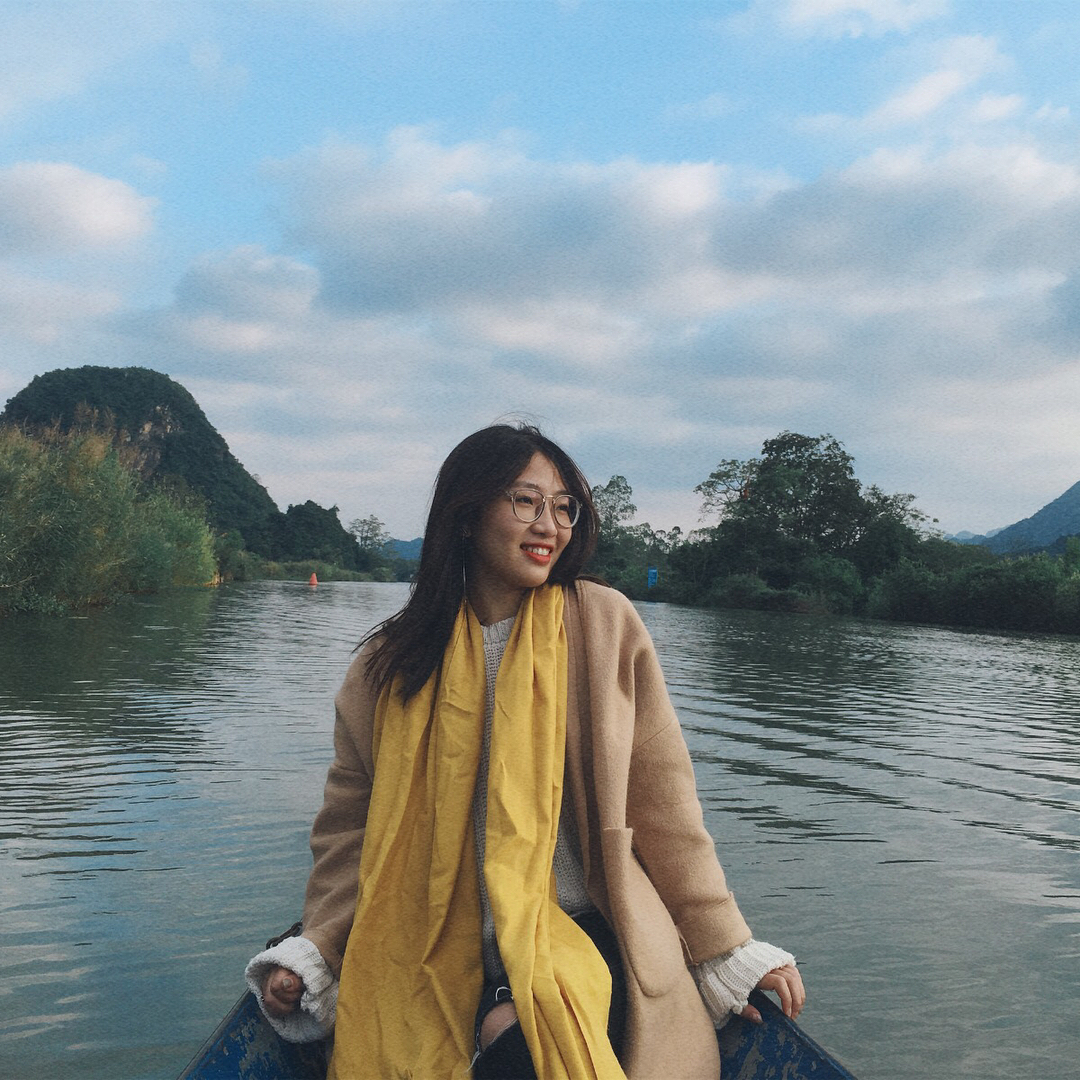 Ngồi thuyền khi đi chùa Hương