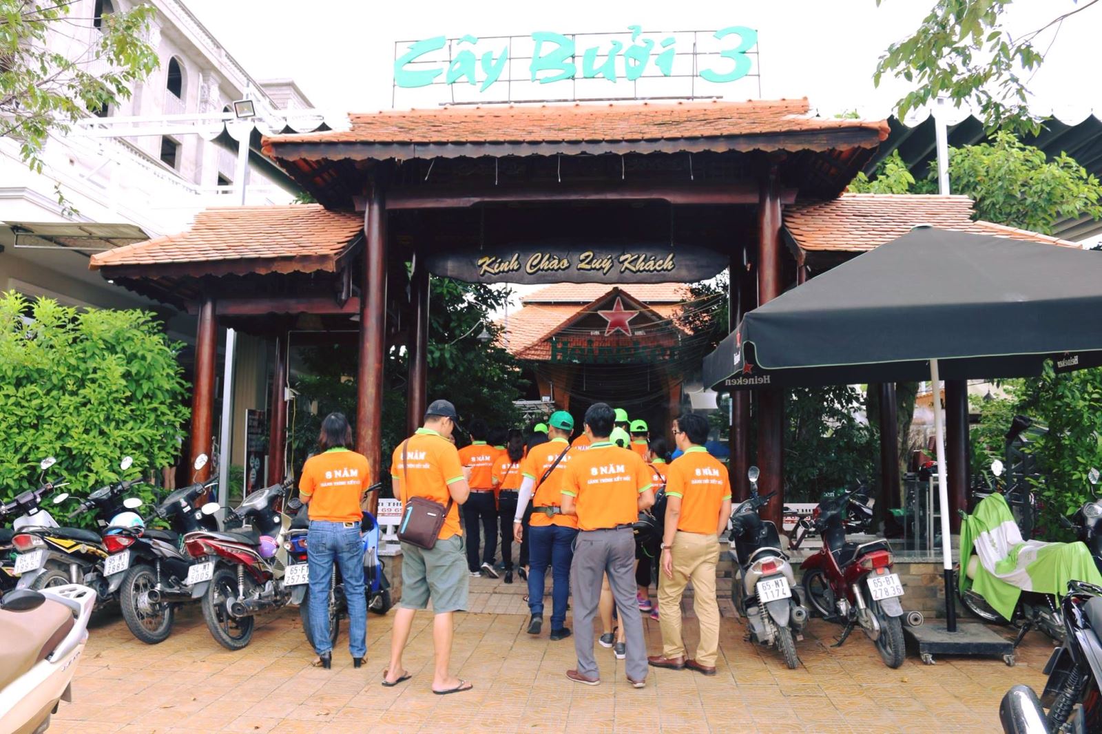 Nhà hàng Cây Bưởi 3 ở gần bến Ninh Kiều